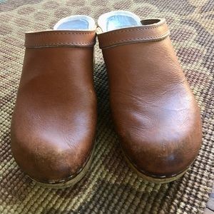 No 6 mid wedge clog